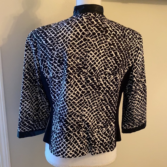 Peter Nygard • Snakeskin Print Zip Jacket - Picture 5 of 13